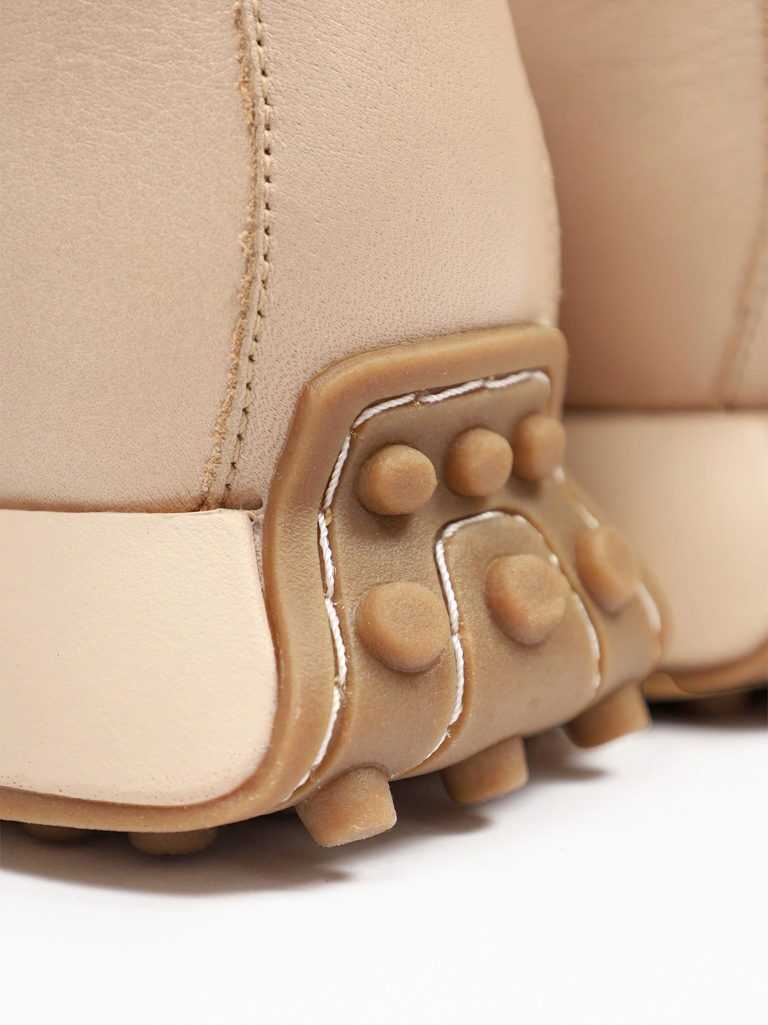 Кроссовки бежевого цвета на рельефной подошве